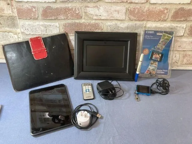 SELECTION OF ELECTRONICS: KINDLE WITH CASE,