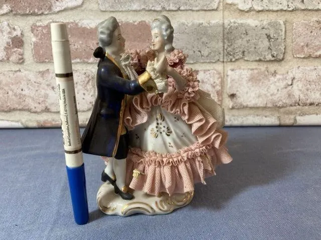 VINTAGE GERMAN DRESDEN LACE PORCELAIN FIGURE