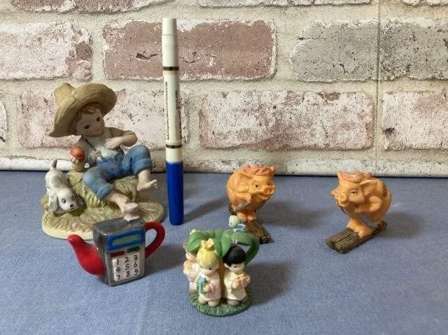 SELECTION OF 5 ASSORTED FIGURINES: BOY ON HAY,