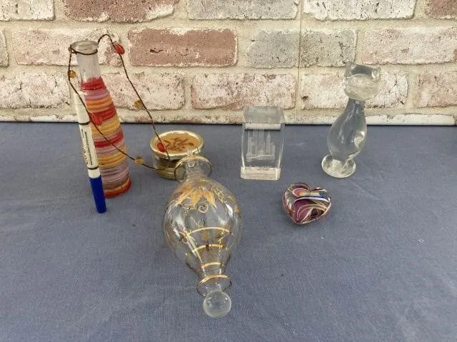 BOX LOT: SELECTION OF ASSORTED ART GLASS D�COR