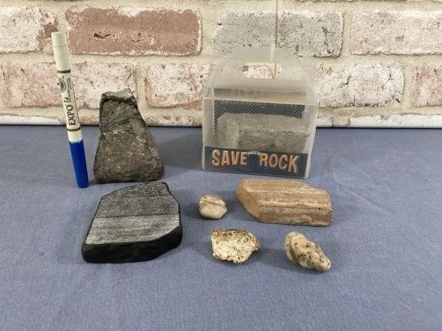 BOX LOT OF ASSORTED GEOLOGICAL ROCKS AND