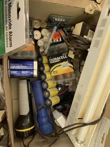 BOX LOT OF FLASHLIGHTS & ASSORTMENT OF BATTERIES