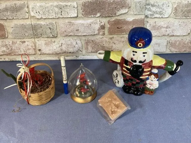 (4 PCS) ASSORTED CHRISTMAS D�COR ITEMS: BASKET,
