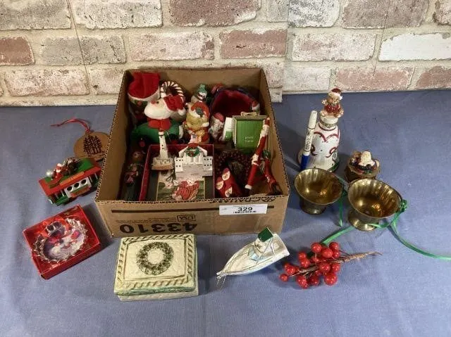 LARGE SELECTION OF ASSORTED CHRISTMAS D�COR