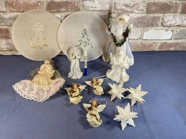 SELECTION OF 12 PIECES OF ASSORTED WHITE-TONED