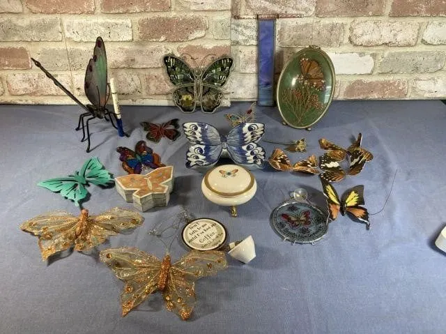 BOX LOT: LARGE SELECTION OF BUTTERFLY D�COR