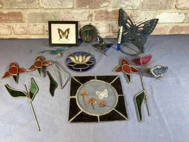 BOX LOT: LARGE SELECTION OF ASORTED STAINED