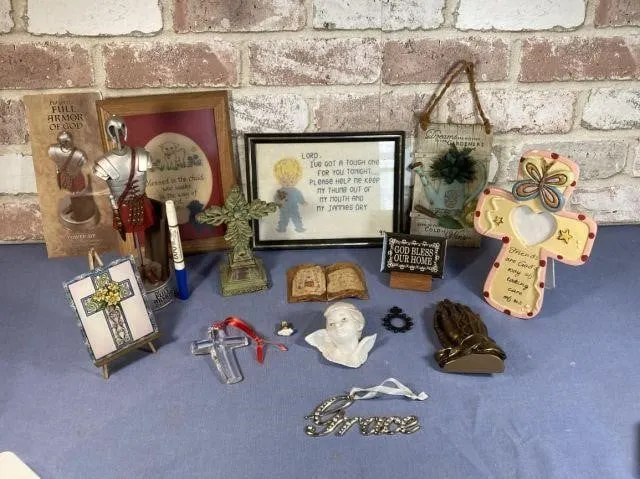 SELECTION OF ASSORTED D�COR ITEMS: CROSSES,