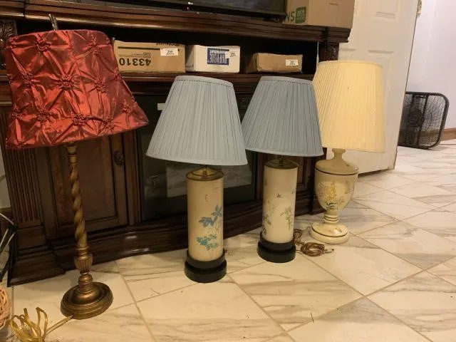 PAIR OF ASIAN STYLE LAMPS AND 2 MISMATCHED LAMPS