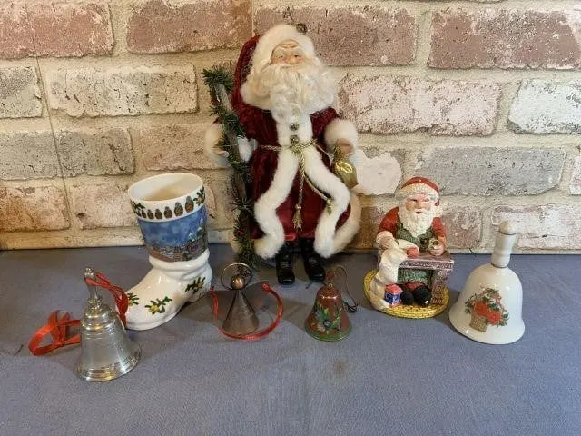 BOX LOT OF ASSORTED CHRISTMAS D�COR- BELLS,