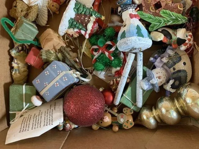 LARGE ASSORTMENT OF CHRISTMAS ORNAMENTS
