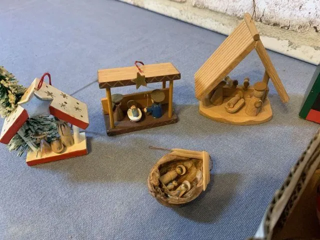 BOX LOT OF VINTAGE ORNAMENTS, MINI NATIVITIES,