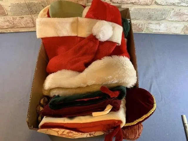 BOX LOT: ASSORTED CHRISTMAS D�COR- STOCKING