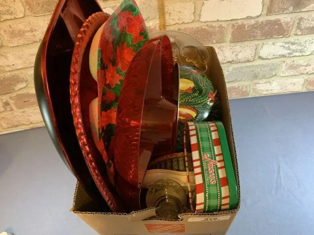 SELECTION OF ASSORTED PLASTIC & METAL SERVING