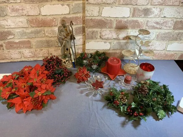 BOX OF ASSORTED CHRISTMAS GREENERY & D�COR