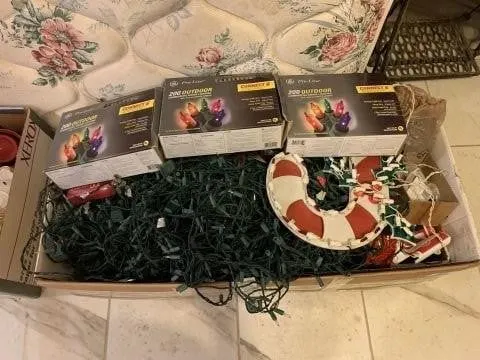 BOX LOT OF ASSORTED CHRISTMAS LIGHTS & D�COR,