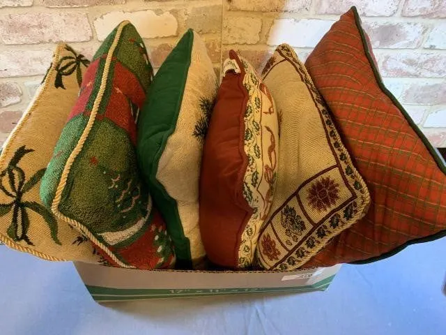 6 PCS ASSORTED THROW PILLOWS; CHRISTMAS THEMED