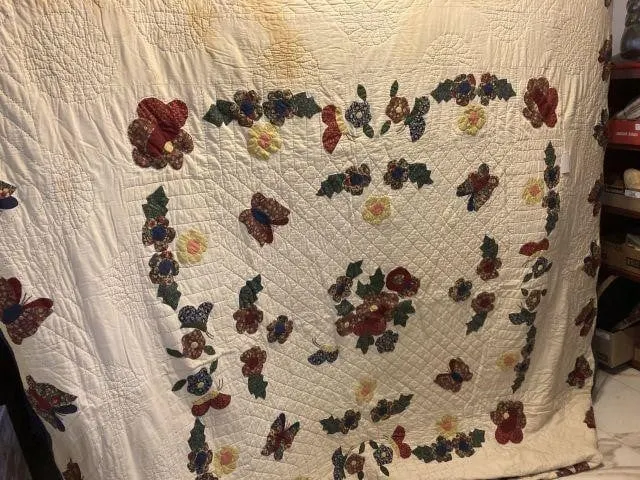 VINTAGE APPLIQUED QUILT, HAND-STITCHED