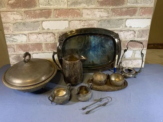 SELECTION OF ASSORTED PLATED SERVING PIECES