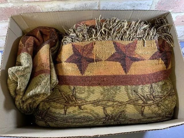 STAR BEDSPREAD WITH 2 PILLOW SHAMS; THERE ARE