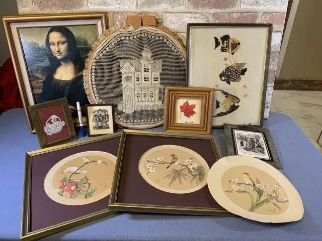 BOX OF ASSORTED WALL HANGINGS AND D�COR ITEMS