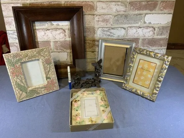 BOX OF ASSORTED PICTURE FRAMES
