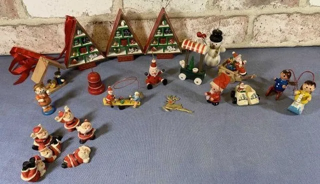 BOX LOT OF VINTAGE WOODEN TREE ORNAMENTS