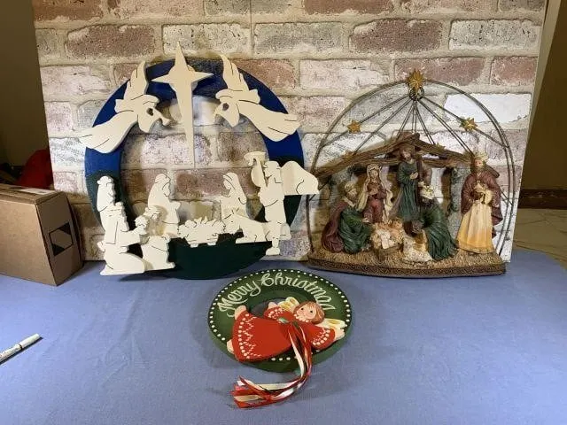 BOX LOT: 2 CHRISTMAS NATIVITY WALL HANGINGS AND