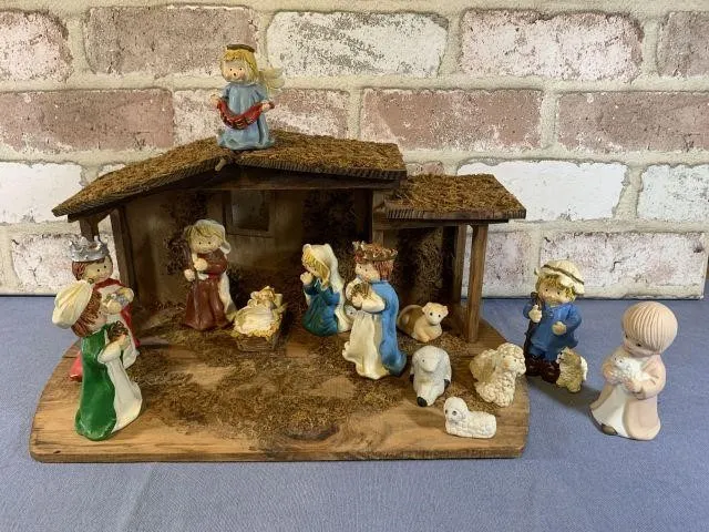 15 PC NATIVITY SET WITH MANGER