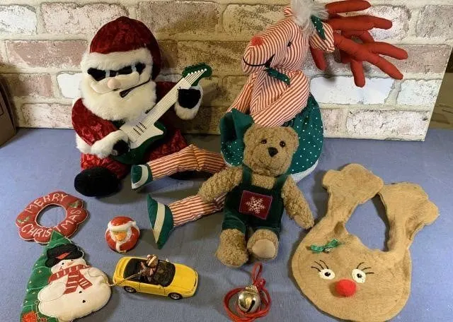 GROUPING OF PLUSH & OTHER ASSORTED CHRISTMAS