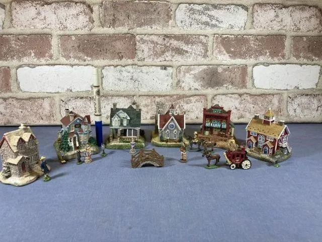 6 MINIATURE RESIN HOUSES & ACCESSORIES