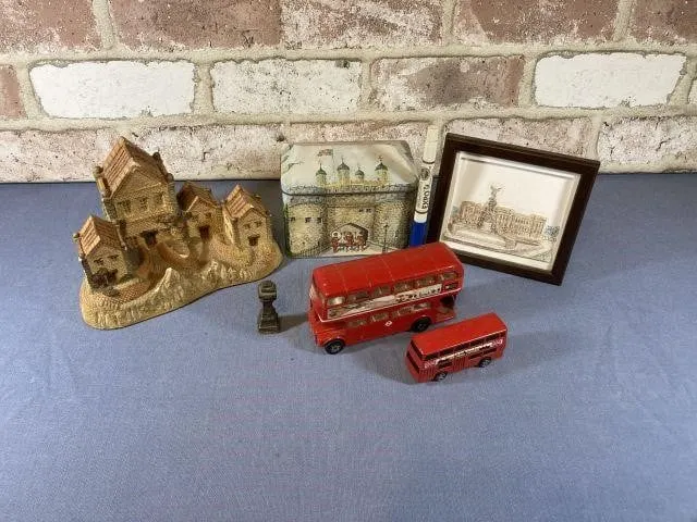 SELECTION OF ASSORTED D�COR / COLLECTIBLE ITEMS