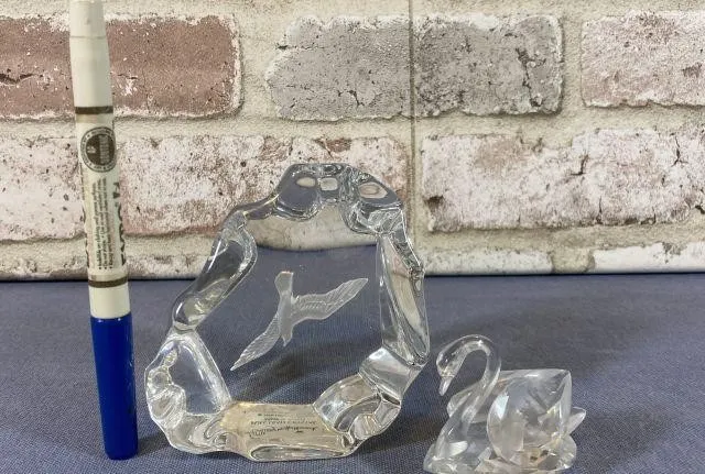 (2 PCS) GLASS D�COR- ONE SWAN & ONE ETCHED