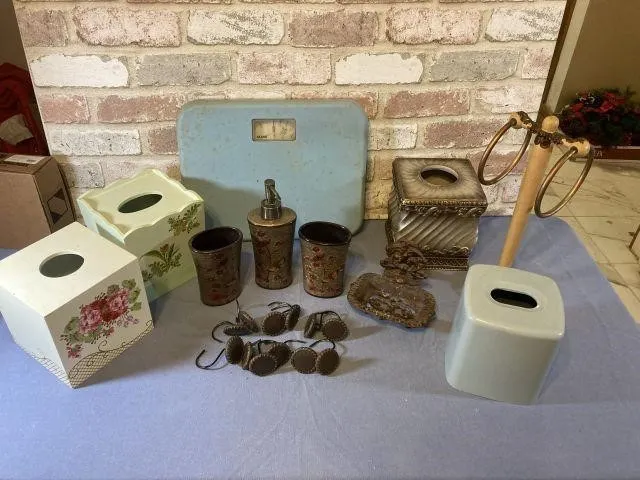2 BOXES OF ASSORTED BATH D�COR ITEMS- TISSUE BOX