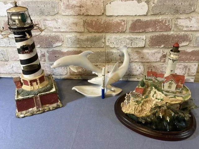 ASSORTED NAUTICAL D�COR- LIGHTHOUSE FIGURINES &