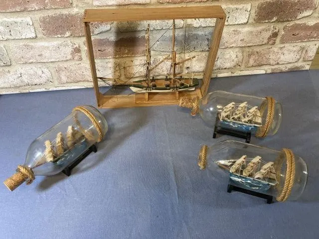 ASSORTED NAUTICAL D�COR- SHIPS IN BOTTLES AND