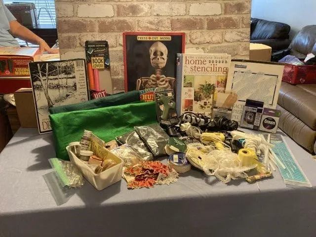 BOX LOT: ASSORTED CRAFT SUPPLIES - FELT, TRIM,
