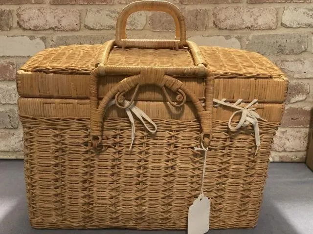 WICKER PICNIC BASKET