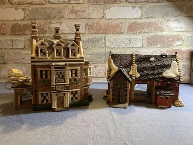 (2 PCS) DEPARTMENT 56 VILLAGE PIECES -