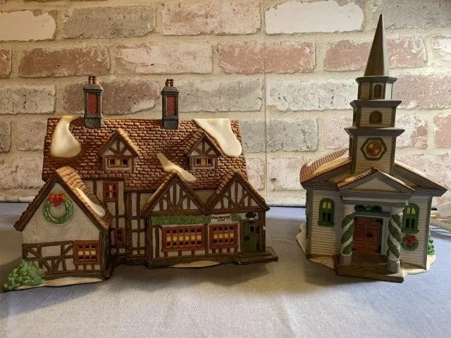 (2 PCS) DEPARTMENT 56 VILLAGE PIECES -