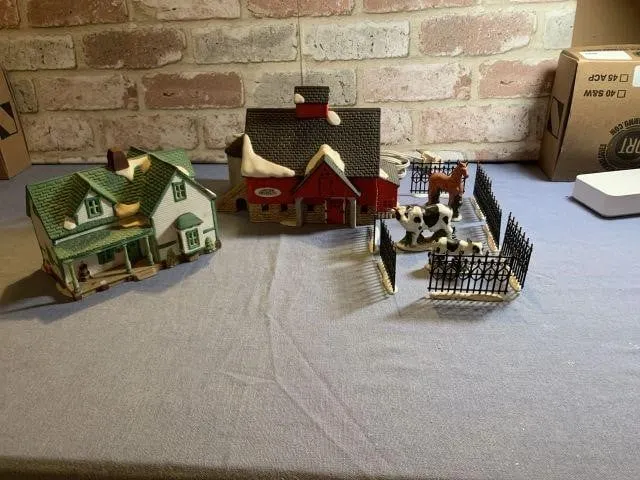 GROUP LOT: DEPARTMENT 56 VILLAGE PIECES -