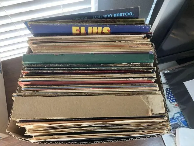 BOX LOT: ASSORTMENT OF RECORD ALBUMS: ELVIS,