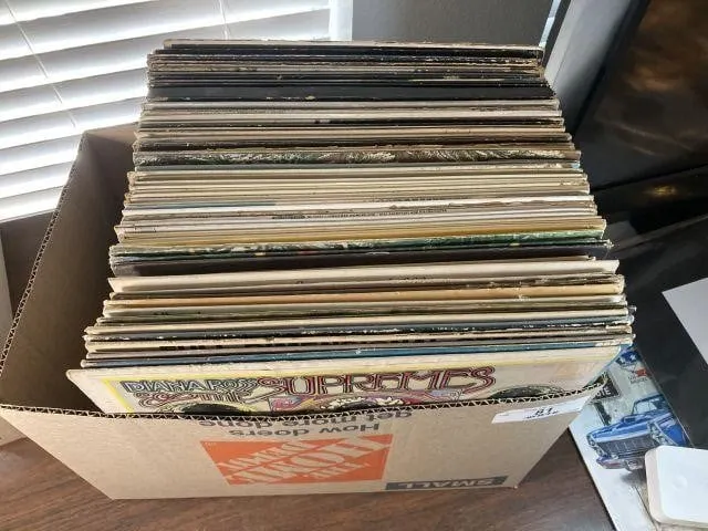 BOX LOT: ASSORTMENT OF RECORD ALBUMS: SOUL, R&B,
