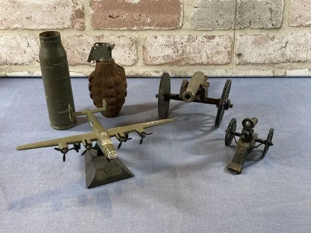 SELECTION OF MILITARY RELATED COLLECTIBLES: B-24