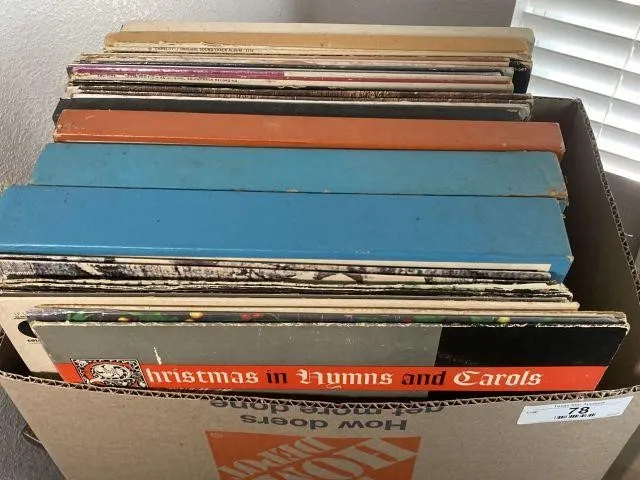 BOX LOT: ASSORTMENT OF RECORD ALBUMS:CHRISTMAS,