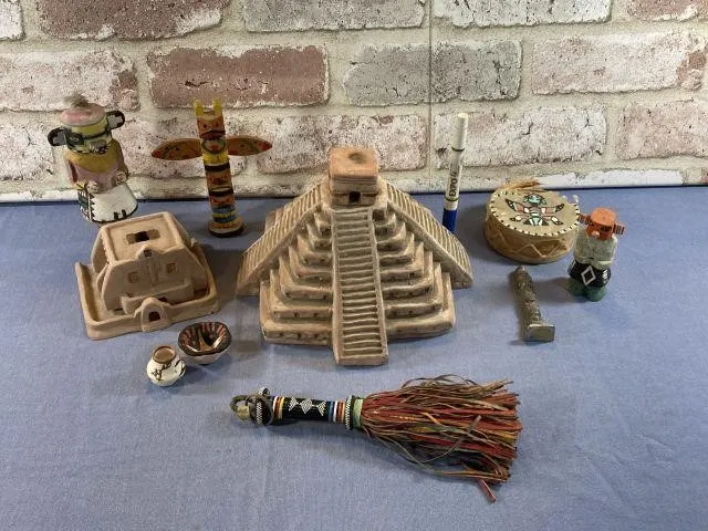 SELECTION OF ASSORTED NATIVE AMERICAN ITEMS: