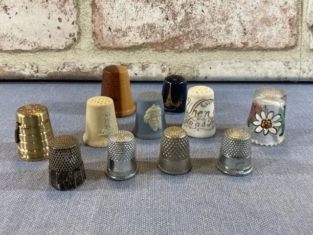 SELECTION OF ASSORTED THIMBLES, 11 PCS