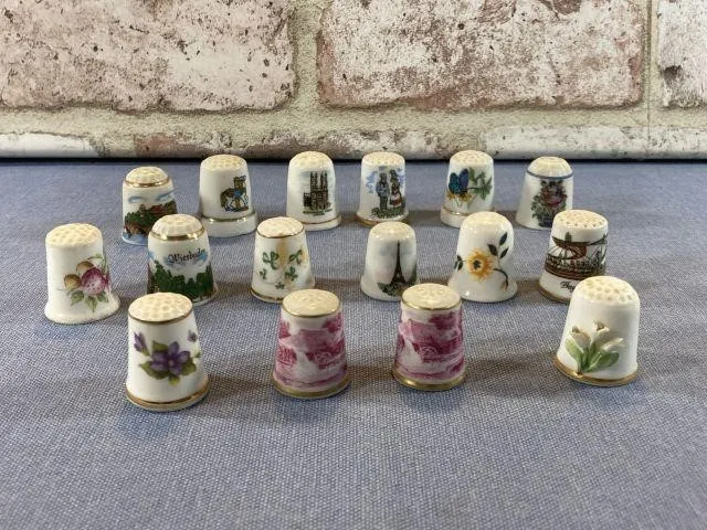 SELECTION OF ASSORTED PORCELAIN THIMBLES, 16 PCS