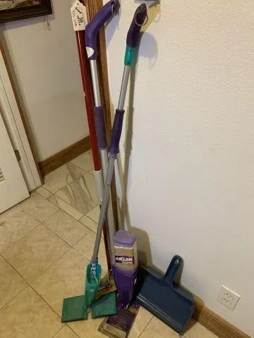 GROUP LOT: QUICKIE SPONGE MOP, 2 SWIFFER WETJETS,