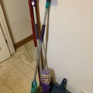 GROUP LOT: QUICKIE SPONGE MOP, 2 SWIFFER WETJETS,